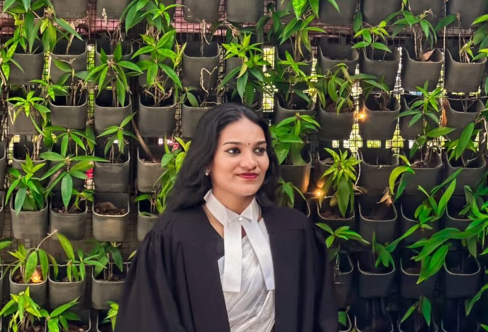 സംസ്ഥാന പൊലീസ് സേനയില്‍ വ്യാപകമായ സ്ഥലംമാറ്റം. ഭരണമാറ്റത്തിന്റെ പശ്ചാത്തലത്തില്‍ 161 ഡിവൈഎസ്പിമാരെയാണ് ഒരേസമയം മാറ്റിനിയമിച്ചത്. സ്ഥലംമാറ്റ നടപടികള്‍ വൈകുന്നതില്‍ കോണ്‍ഗ്രസ് നേതൃത്വം അതൃപ്തി രേഖപ്പെടുത്തിയിരുന്നു. ഇതിന് പിന്നാലെയാണ് പുതിയ ഉത്തരവ് പുറത്തിറങ്ങിയിരിക്കുന്നത്. മാറ്റങ്ങളുടെ ഭാഗമായി ബൈജു പൗലോസിനെ ആലുവ ഡിവൈഎസ്പിയായി നിയമിച്ചു. പി എം മനോജ് നാദാപുരം ഡിവൈഎസ്പിയാകും. പി കെ മണി പയ്യന്നൂര്‍ ഡിവൈഎസ്പിയാകും. മൂസ വള്ളിക്കാടന്‍ കാസര്‍കോട് ക്രൈംബ്രാഞ്ച് ഡിവൈഎസ്പിയും എന്‍ സുനില്‍കുമാര്‍ ഇടുക്കി ക്രൈംബ്രാഞ്ച് ഡിവൈഎസ്പിയുമാകും.